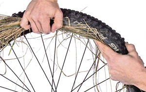 Schlauch mit Stroh füllen